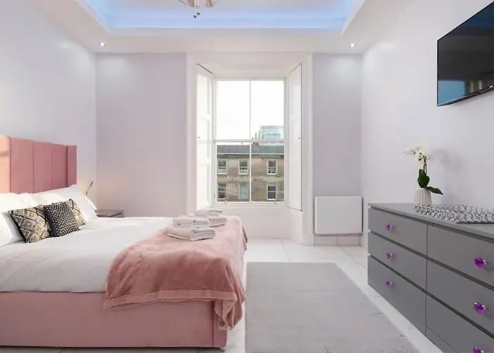 Spacious Modern Centre Castle Views *