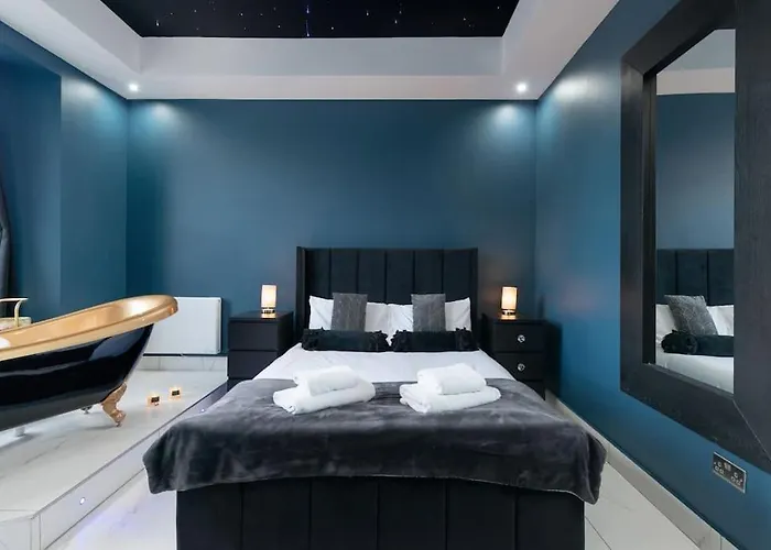 Spacious Modern Centre Castle Views