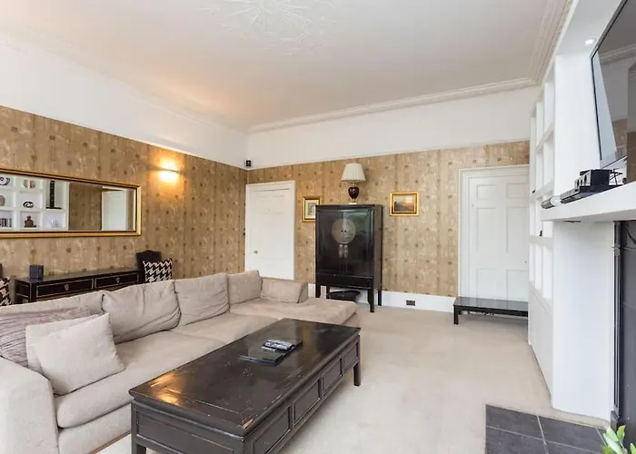 Prime Centre - 4 Bed Penthouse *