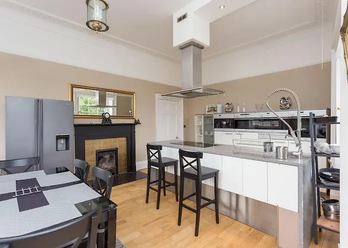 Prime Centre - 4 Bed Penthouse