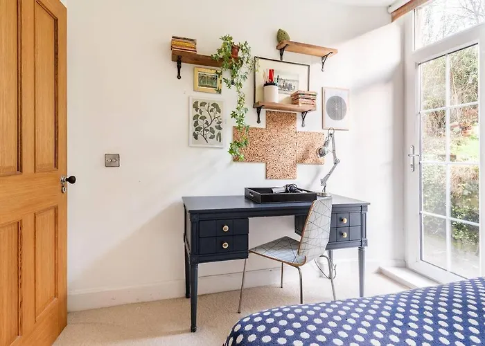 The Holyrood Park Hideaway Is A Lush & Arty 2 Double Bed Edynburg