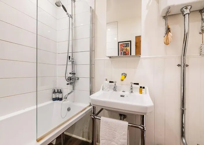 The Holyrood Park Hideaway Is A Lush & Arty 2 Double Bed Edynburg