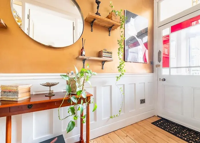 The Holyrood Park Hideaway Is A Lush & Arty 2 Double Bed * Edynburg
