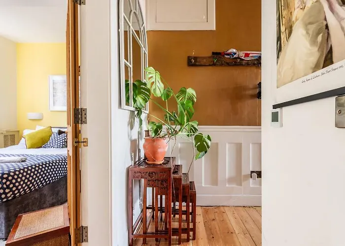 The Holyrood Park Hideaway Is A Lush & Arty 2 Double Bed Apartmán