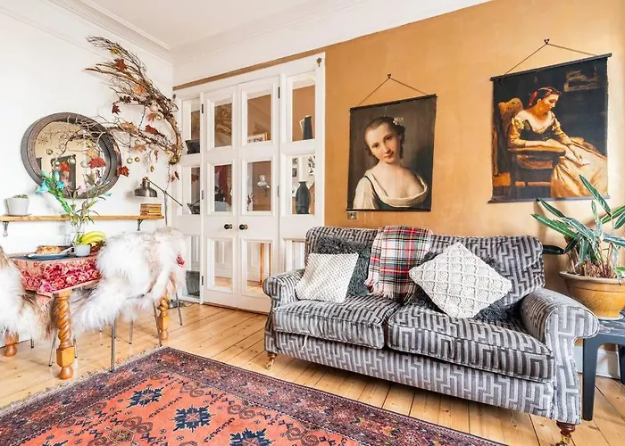 The Holyrood Park Hideaway Is A Lush & Arty 2 Double Bed Apartmán *