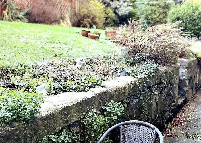 The Holyrood Park Hideaway Is A Lush & Arty 2 Double Bed Edynburg