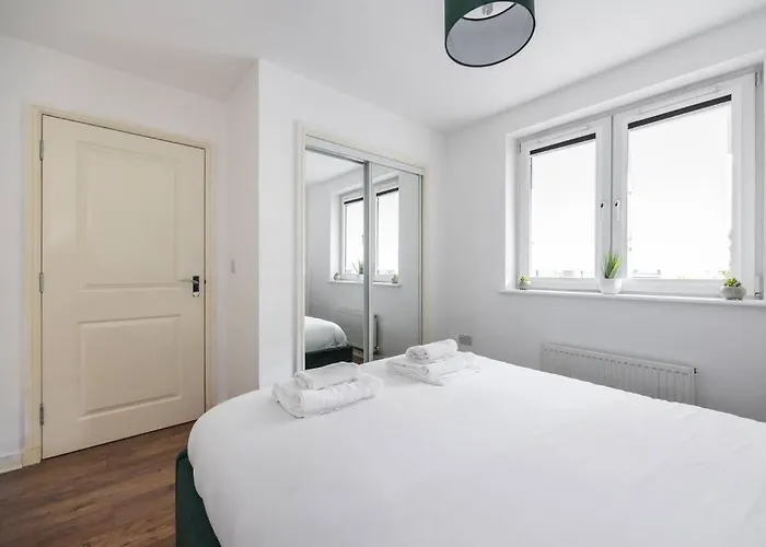 Stunning 1 Bd Flat In Lochend Park With A Patio Apartment