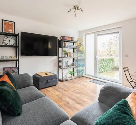 Stunning 1 Bd Flat In Lochend Park With A Patio Apartment *