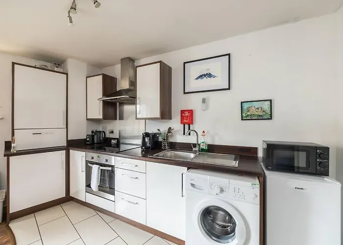Apartment Stunning 1 Bd Flat In Lochend Park With A Patio *