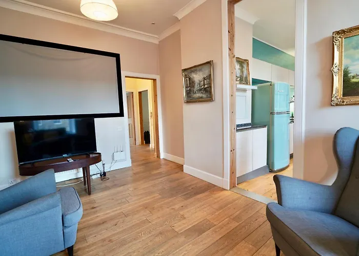 Spacious 2 Bed Next To Royal Mile & Waverley *