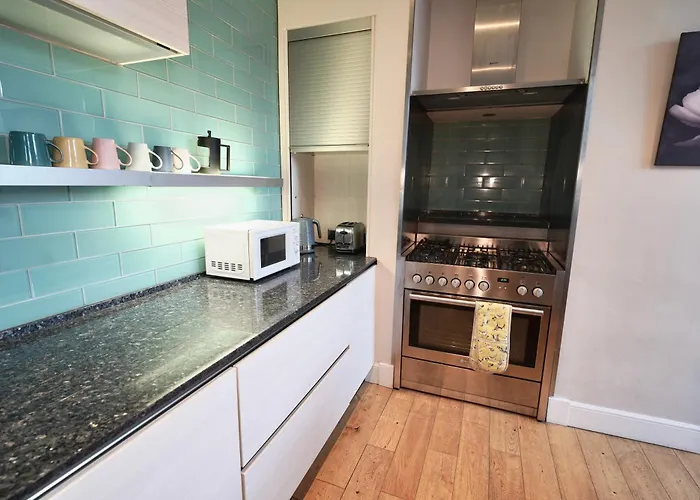 Spacious 2 Bed Next To Royal Mile & Waverley *