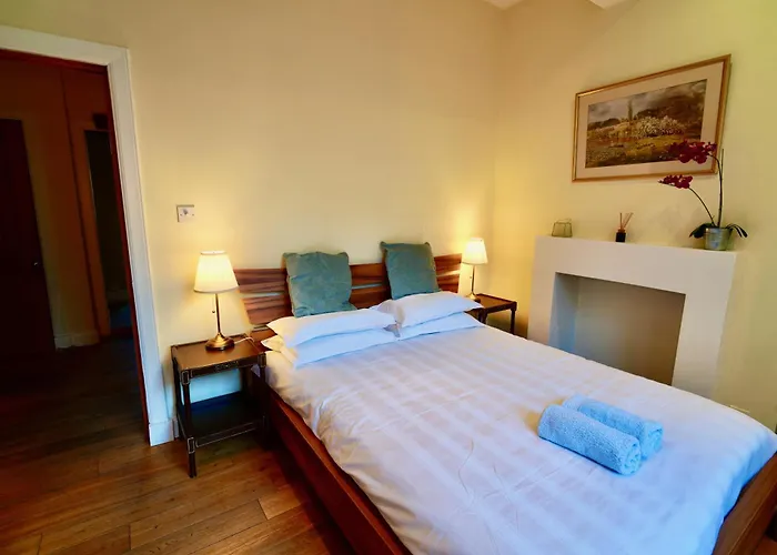 Spacious 2 Bed Next To Royal Mile & Waverley