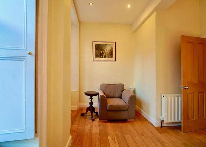 Spacious 2 Bed Next To Royal Mile & Waverley