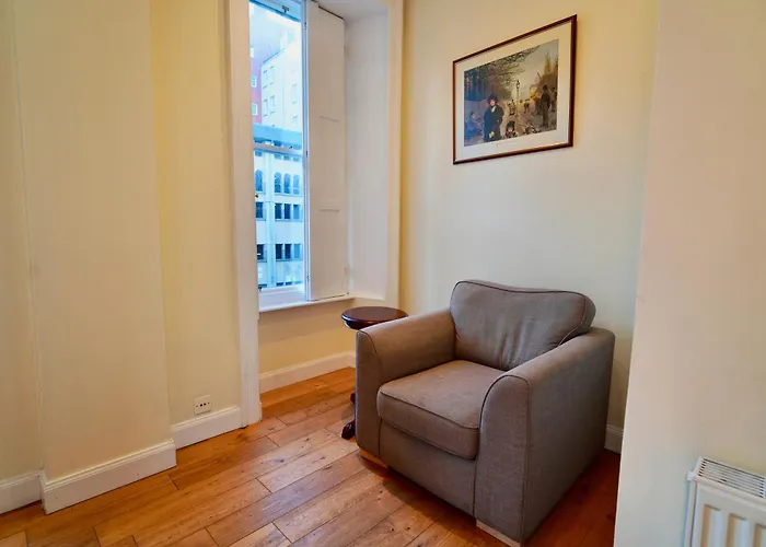 Spacious 2 Bed Next To Royal Mile & Waverley * 爱丁堡