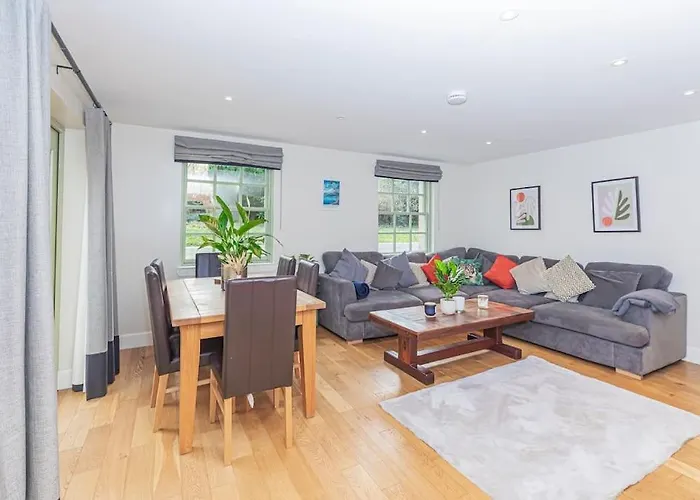 The Gate House - 3 Bed & Parking Villa