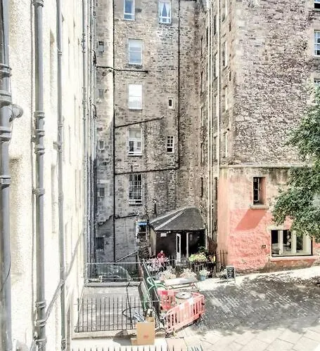 Modern Flat With Views By The Royal Mile