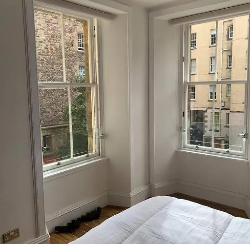 Modern Flat With Views By The Royal Mile * Edinburgh
