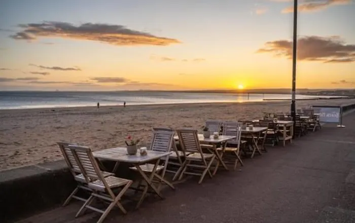 Apartment Two Bedroom With Free Side Street Parking 24