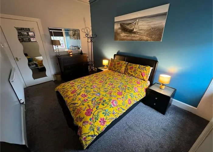 Two Bedroom With Free Side Street Parking 24