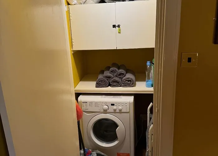 Apartment Two Bedroom With Free Side Street Parking 24 *