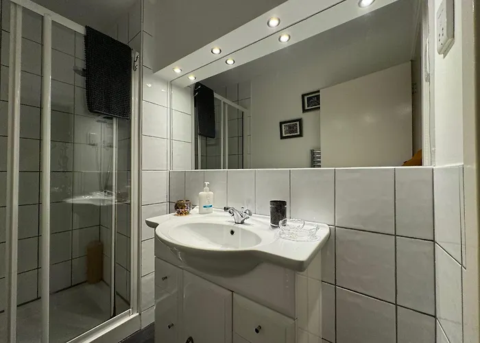 Two Bedroom With Free Side Street Parking 24 Edinburgh