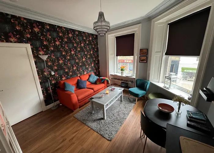 Two Bedroom With Free Side Street Parking 24 Apartment