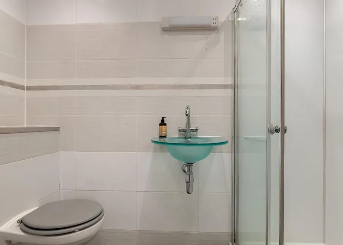 Stylish Victorian Apartment's Close To The Botanical Gardens, Free Parking!