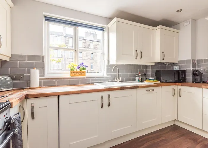 Cosy Roseburn Apartment, - 2 Bedrooms, Free Parking *