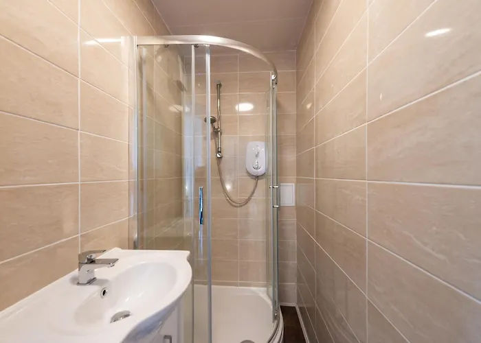 Ground Floor 2 Bed Flat Slateford 아파트