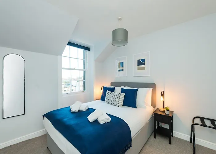 Quiet, 2 Bedroom Royal Mile Gem *