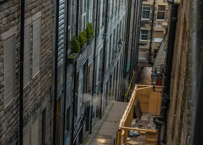 Quiet, 2 Bedroom Royal Mile Gem *
