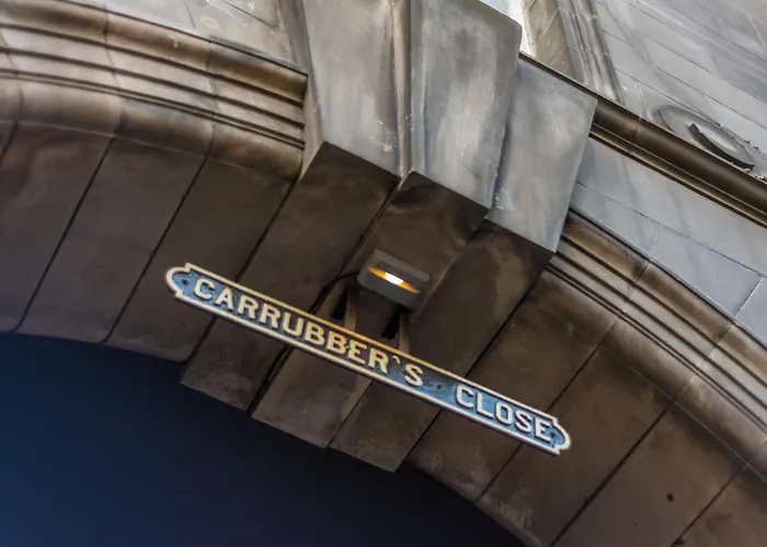 Quiet, 2 Bedroom Royal Mile Gem Apartment