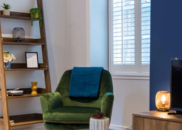 Quiet, 2 Bedroom Royal Mile Gem Apartment *