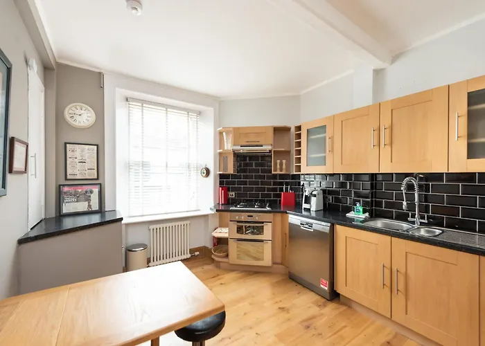 Charming Grassmarket 1 Bed Castle Pad דירה *