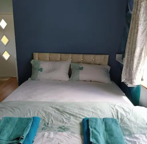 Double Ensuite Room, 1-minute Walk To Bus Stop Privatunterkunft Edinburgh