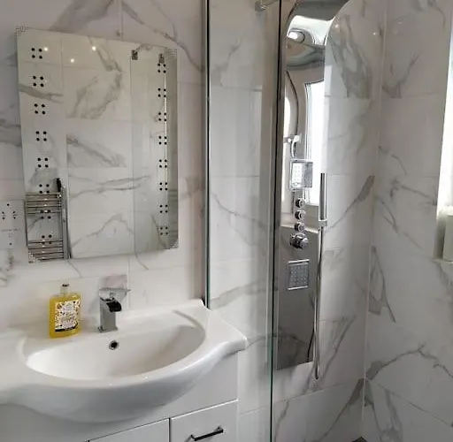 Double Ensuite Room, 1-minute Walk To Bus Stop Privatunterkunft