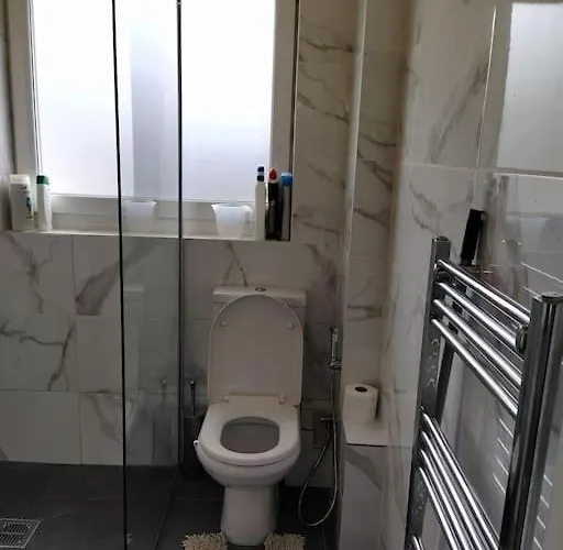 Double Ensuite Room, 1-minute Walk To Bus Stop Privatunterkunft *