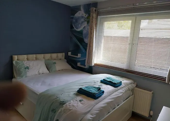 Double Ensuite Room, 1-minute Walk To Bus Stop * Edinburgh