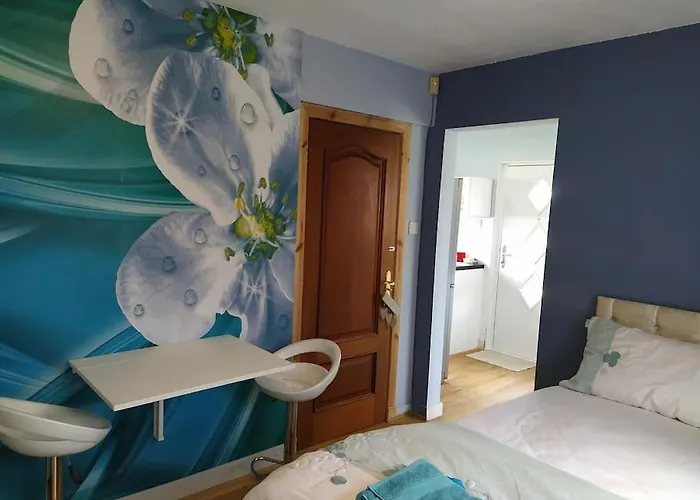 Double Ensuite Room, 1-minute Walk To Bus Stop Privatunterkunft *