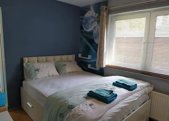 Double Ensuite Room, 1-minute Walk To Bus Stop Privatunterkunft *