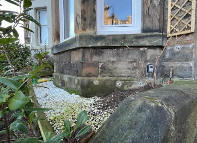 The Holyrood Park Hideaway Is A Lush & Arty 2 Double Bed Apartmán *