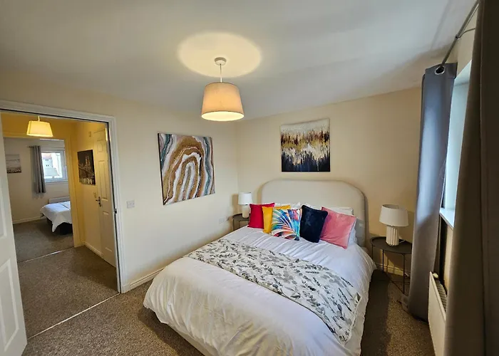 2 Bed Apt, 4 Beds With Parking *