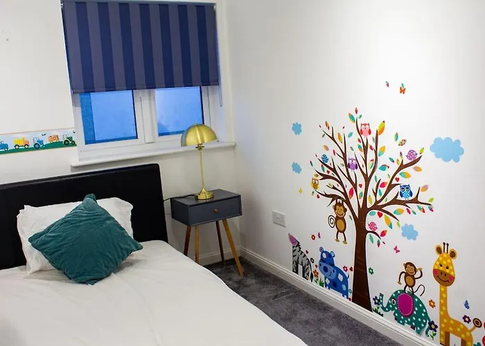 4 Bed Complete In Near Airport Holiday home