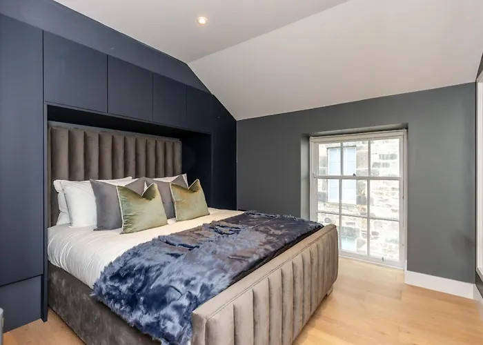 Дом отдыха Dragon - Centre 2 Bed Luxury Mews House *