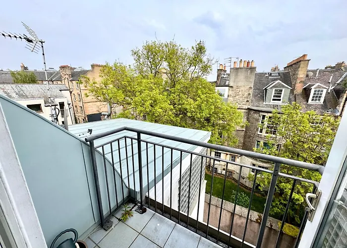 Arthurs Penthouse - Central Leith Walk 2-storey - Free Parking & Fast Wifi *