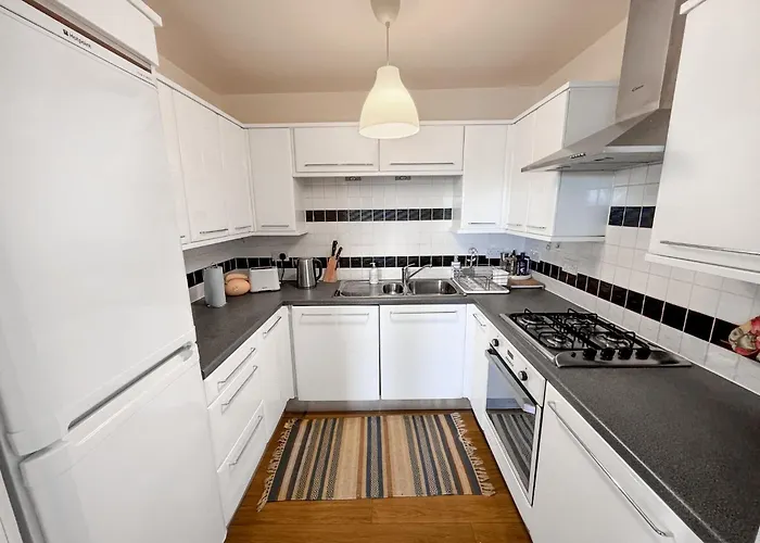 Arthurs Penthouse - Central Leith Walk 2-storey - Free Parking & Fast Wifi *