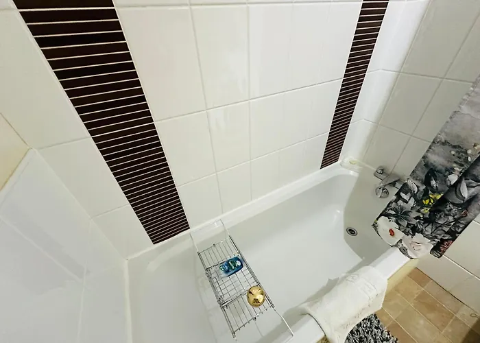 民宿 Lovely Double With Private Bathroom And Double With Shared Toilet & Parking Free 爱丁堡