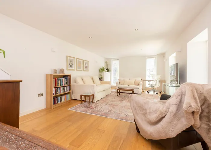 Stylish 3-bedroom 2-storey House With Patio And Balcony Near Princes Street Apartment *