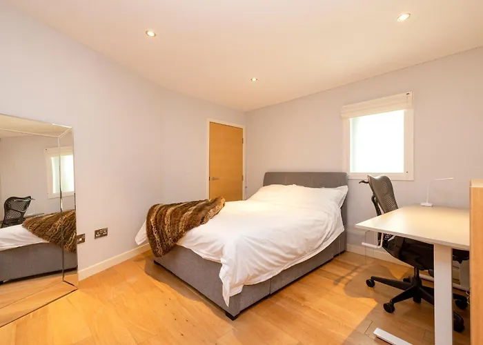 Apartment Stylish 3-bedroom 2-storey House With Patio And Balcony Near Princes Street