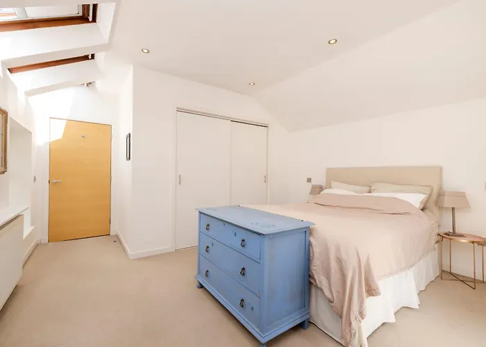 Stylish 3-bedroom 2-storey House With Patio And Balcony Near Princes Street *
